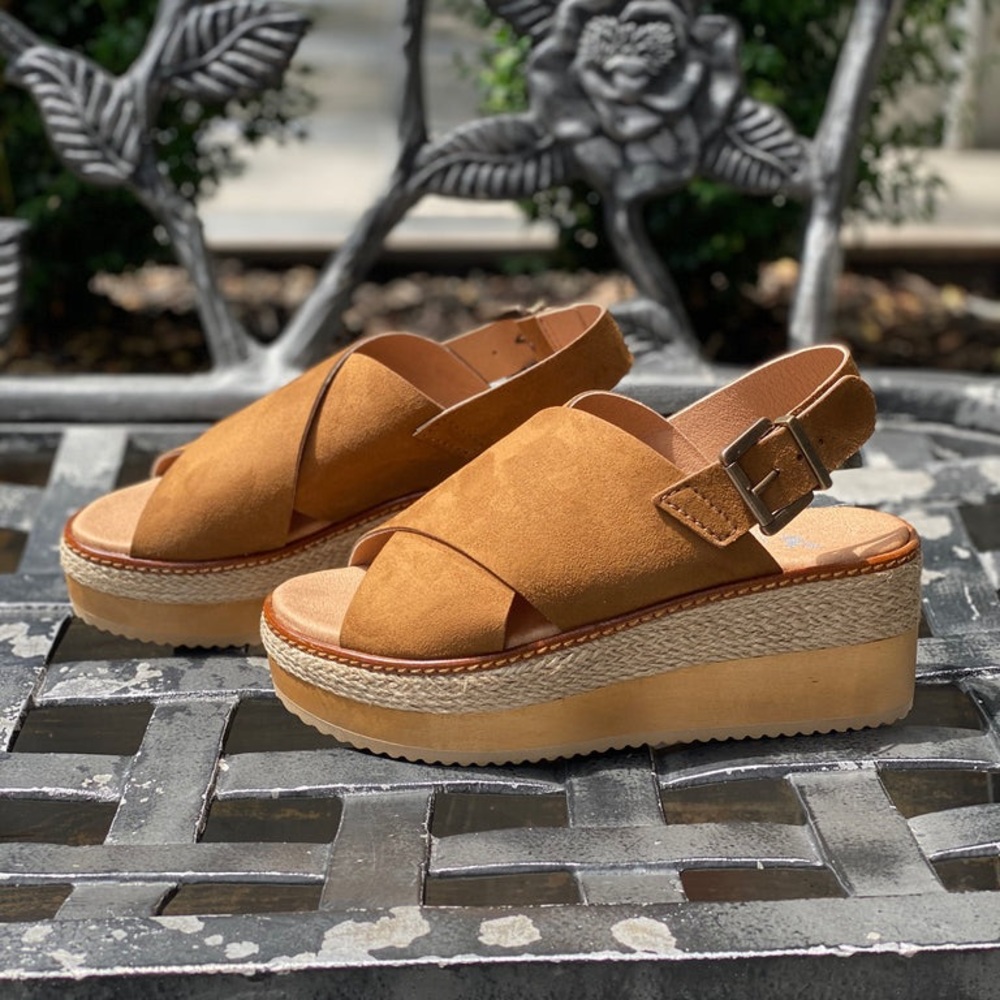 NWT Novacas Willa Platform 70s Style Sandals in Tan Suede